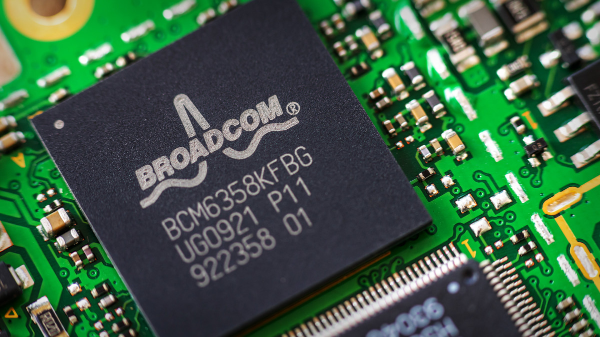 5-star analyst resets Broadcom price target before earnings