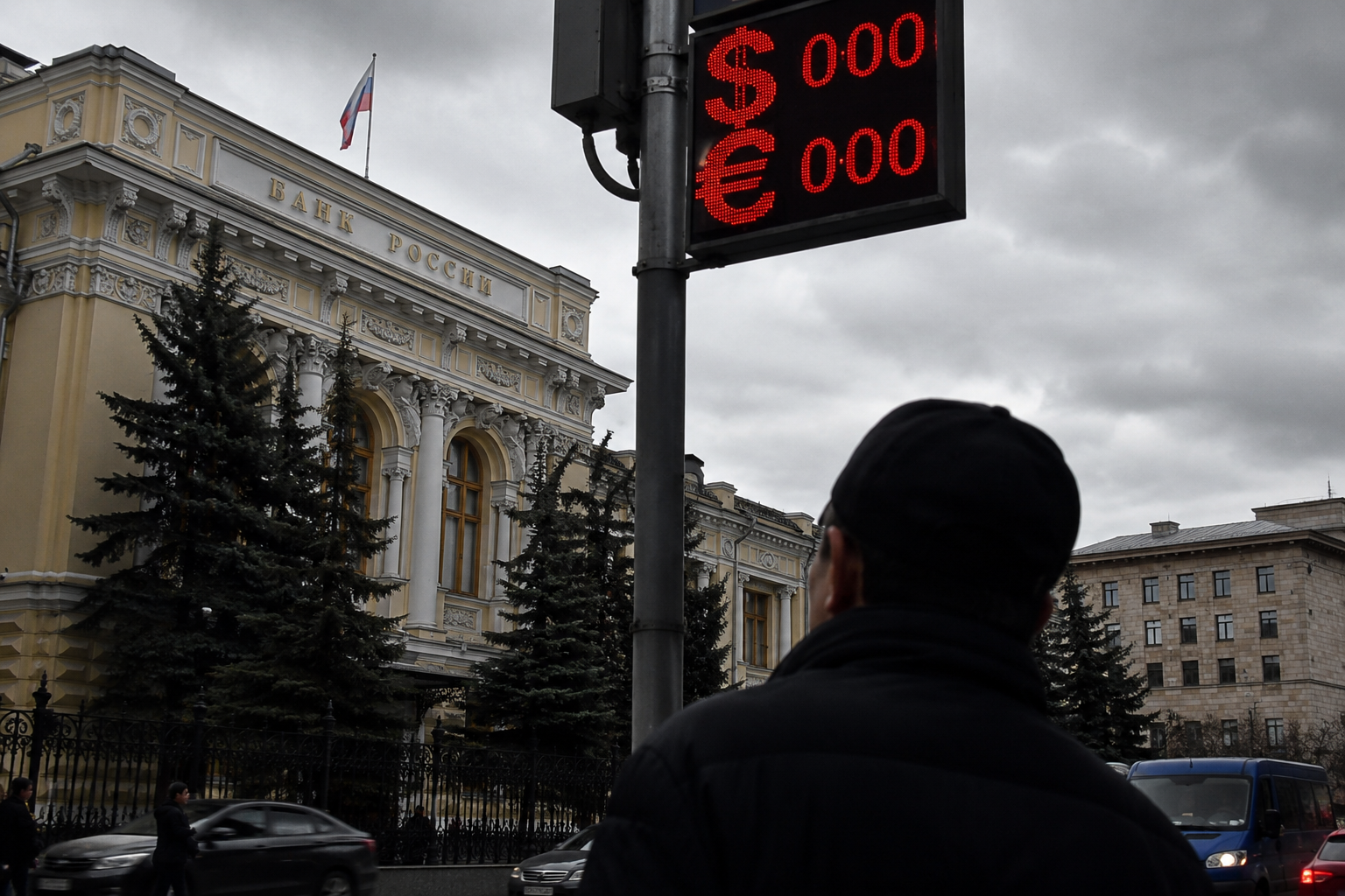 Russia resumes forex purchases as oil price windfall boosts revenues